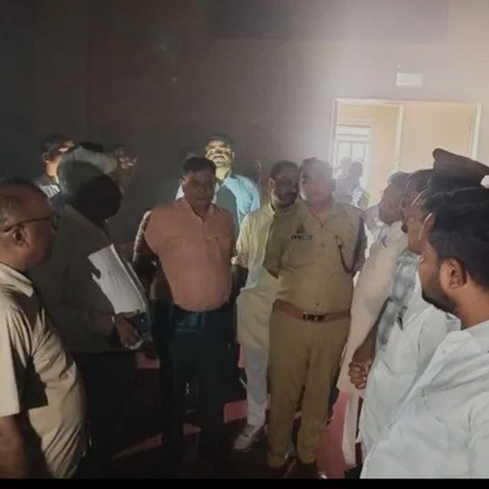 कबीर ऑडिटोरियम में शॉर्ट सर्किट से लगी आग:संतकबीर नगर में अग्निशमन दल ने पाया काबू, एडीएम-एएसपी ने किया निरीक्षण