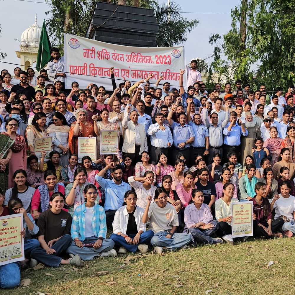 लखनऊ विश्वविद्यालय में नारी शक्ति वंदन अधिनियम का समर्थन:सैकड़ों लोगों ने एकजुट होकर विशाल मानव श्रृंखला बनाई