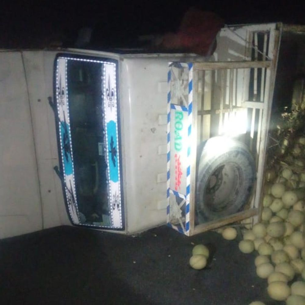 अमेठी में पूर्वांचल एक्सप्रेस-वे पर पिकअप का टायर फटा:लोड पिकअप पलटी, सीतापुर से सिकरीगंज जा रही थी गाड़ी, चालक सुरक्षित