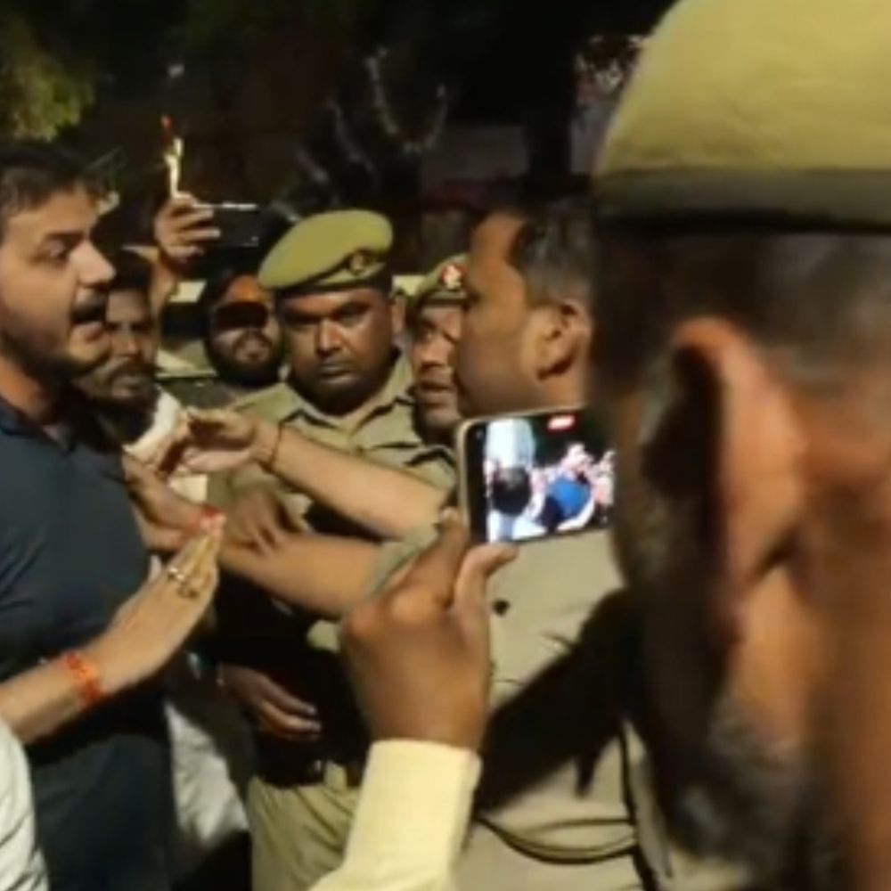 10 दिन से चल रहा धरना आधी रात को हटाया:मिर्जापुर में पुलिस और कांग्रेस का कार्यकर्ताओं में धक्का-मुक्की, तीन घंटे चला हंगामा