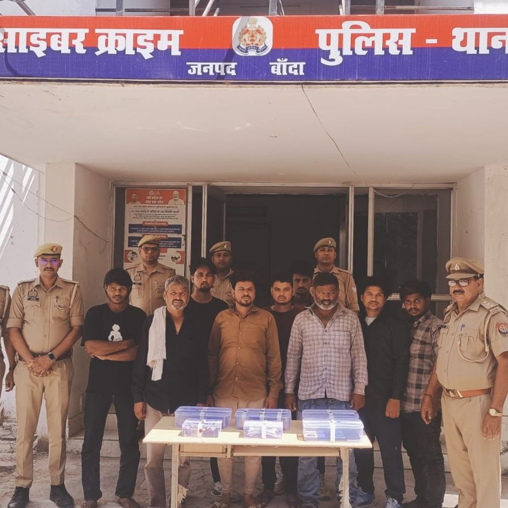 बांदा में साइबर ठग गिरोह के 9 आरोपी गिरफ्तार:पुराना मोबाइल खरीदकर ठगी में करते थे इस्तेमाल, पुर्जे बरामद