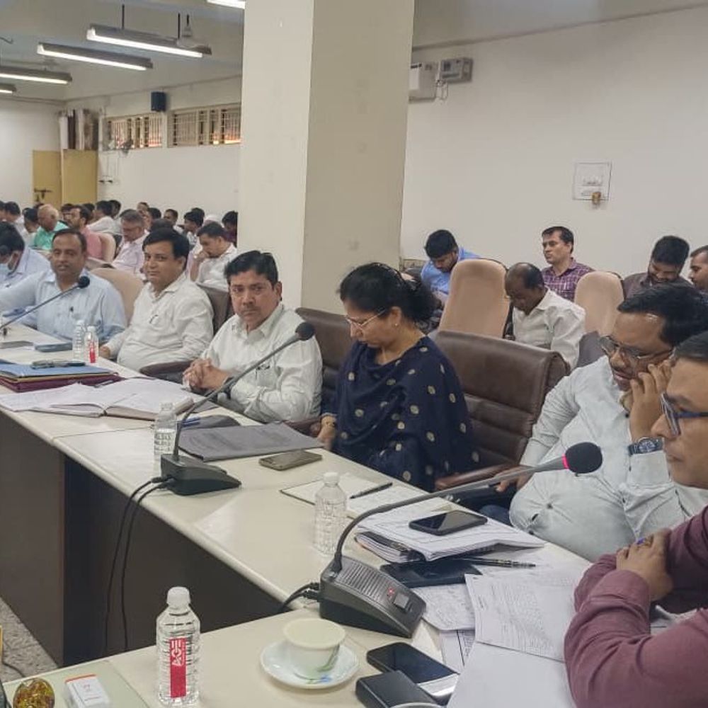 मऊ में राजस्व कार्यों की समीक्षा, खराब प्रदर्शन पर नाराजगी:मुख्य राजस्व अधिकारी दिनेश कुमार ने दिए सख्त निर्देश