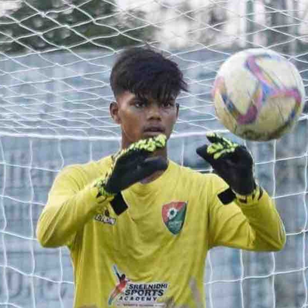 गोरखपुर के आलोक निषाद का अंडर-17 टीम में चयन:थाईलैंड के मैत्री मैच में प्रथम गोलकीपर के रूप में खेलेंगे