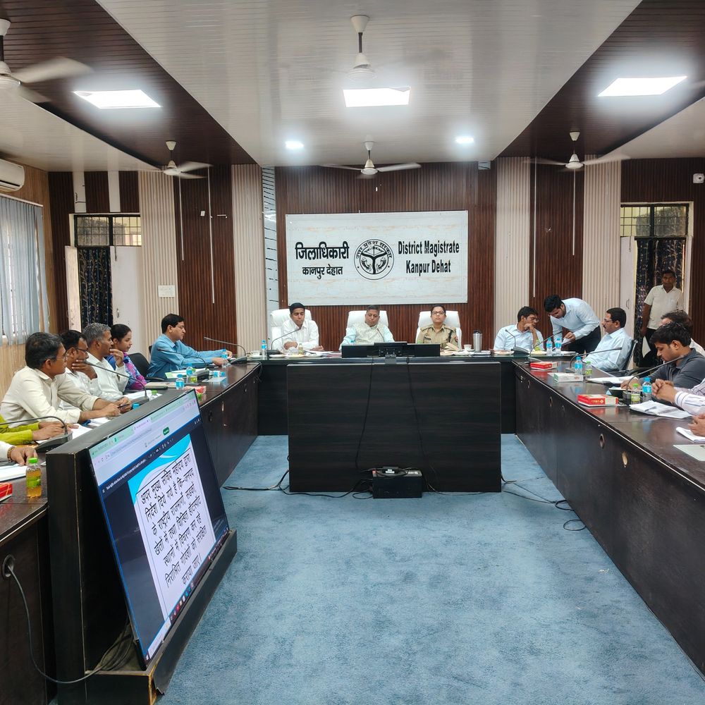 स्मार्ट मीटर बदलने का कोई शुल्क नहीं:डीएम ने शिकायतों के तुरंत समाधान के दिए निर्देश