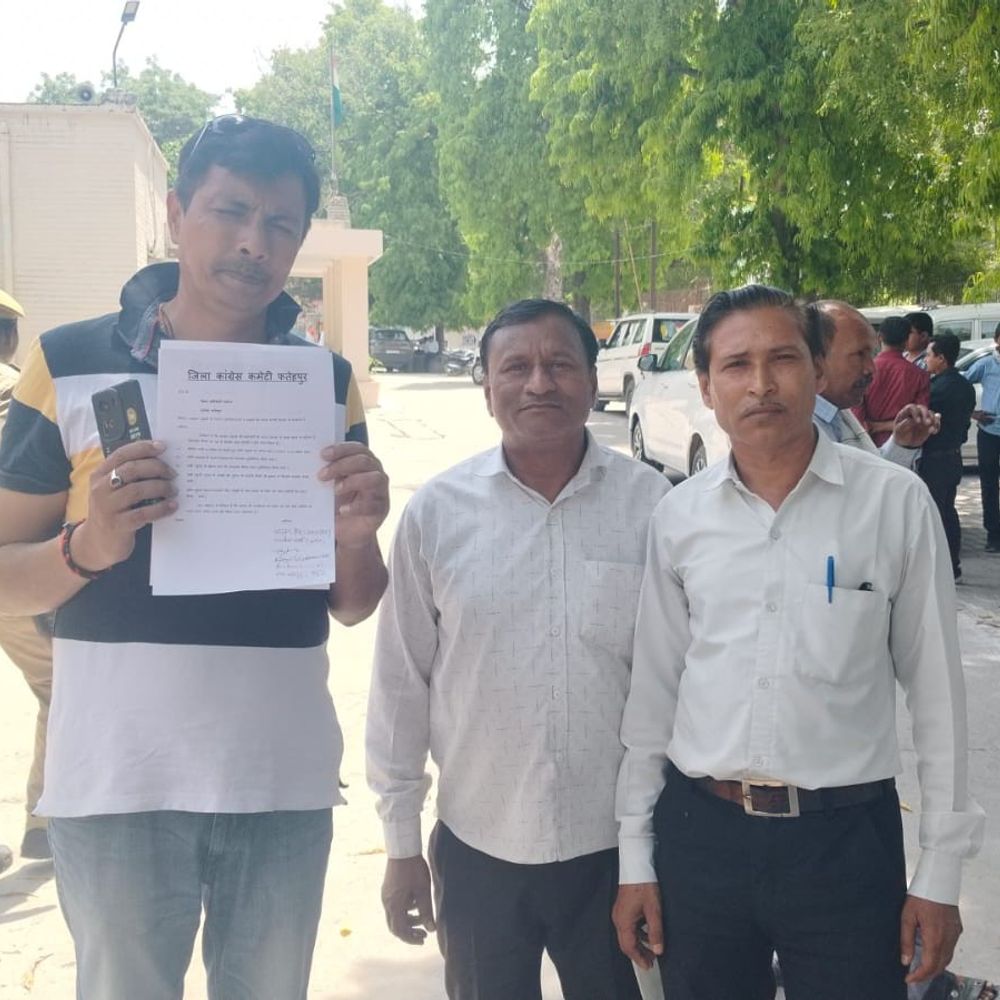 प्राइवेट स्कूलों की मनमानी के खिलाफ कांग्रेस का ज्ञापन:डीएम को सौंपा, समय बदलने सहित 5 मांगें उठाईं