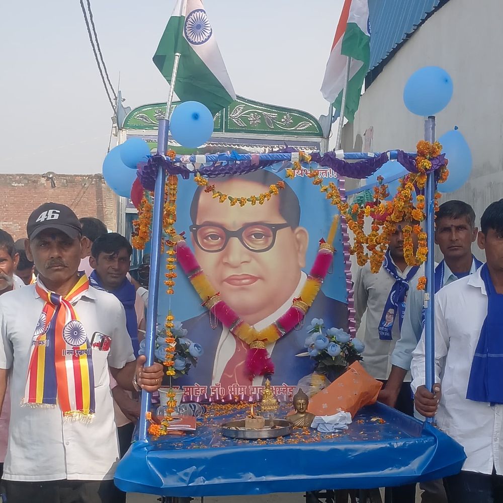 संभल के गुमसानी में अंबेडकर जयंती मनाई:135वीं जयंती पर शोभायात्रा निकली, गांधी-अंबेडकर-भगत सिंह की झांकियां शामिल