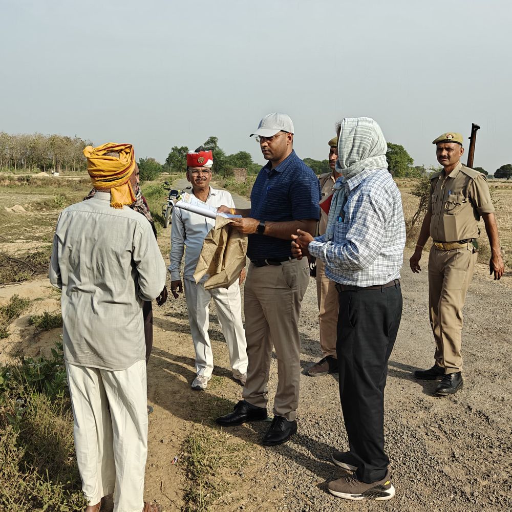 घाटमपुर में 'मेड़ पर न्याय' अभियान से विवादों का निपटारा:SDM अविचल प्रताप सिंह किसानों को दे रहे त्वरित समाधान