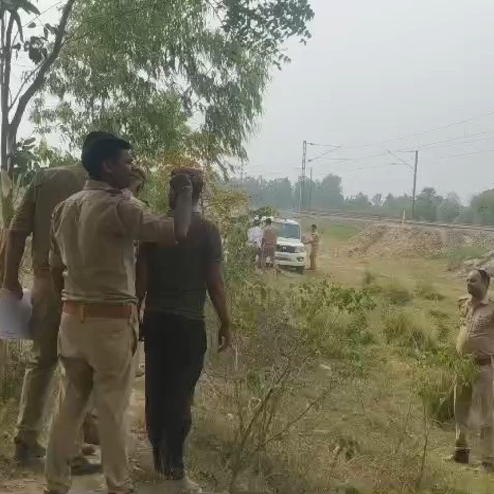 रेलवे ट्रैक किनारे झाड़ियों में मिला युवक का शव:3-4 दिन पुरानी बॉडी, सीतापुर पुलिस जांच में जुटी