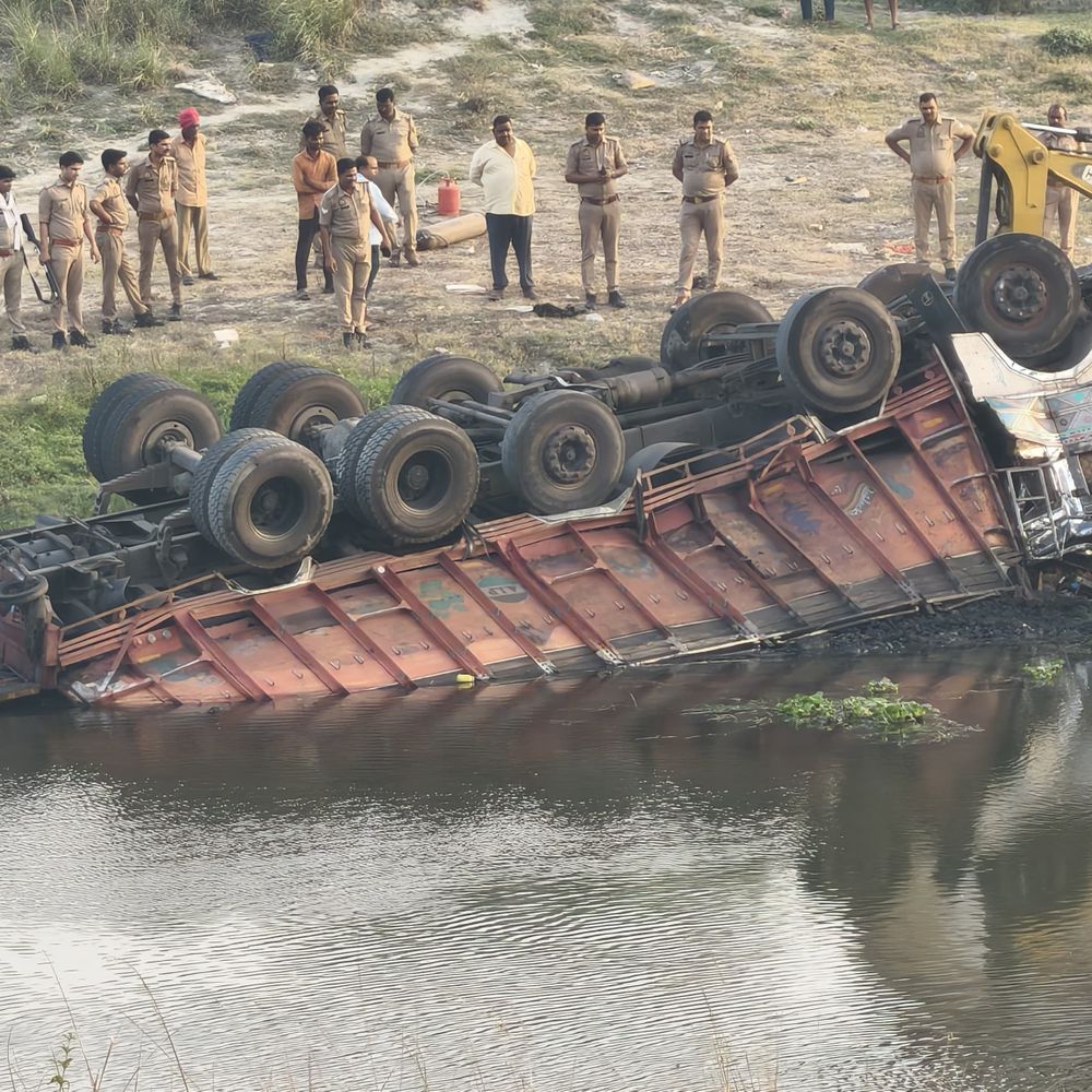 फेफना में टोस नदी पुल से गिरा कोयला लदा ट्रक:खलासी की मौत, चालक गंभीर घायल; वाराणसी रेफर