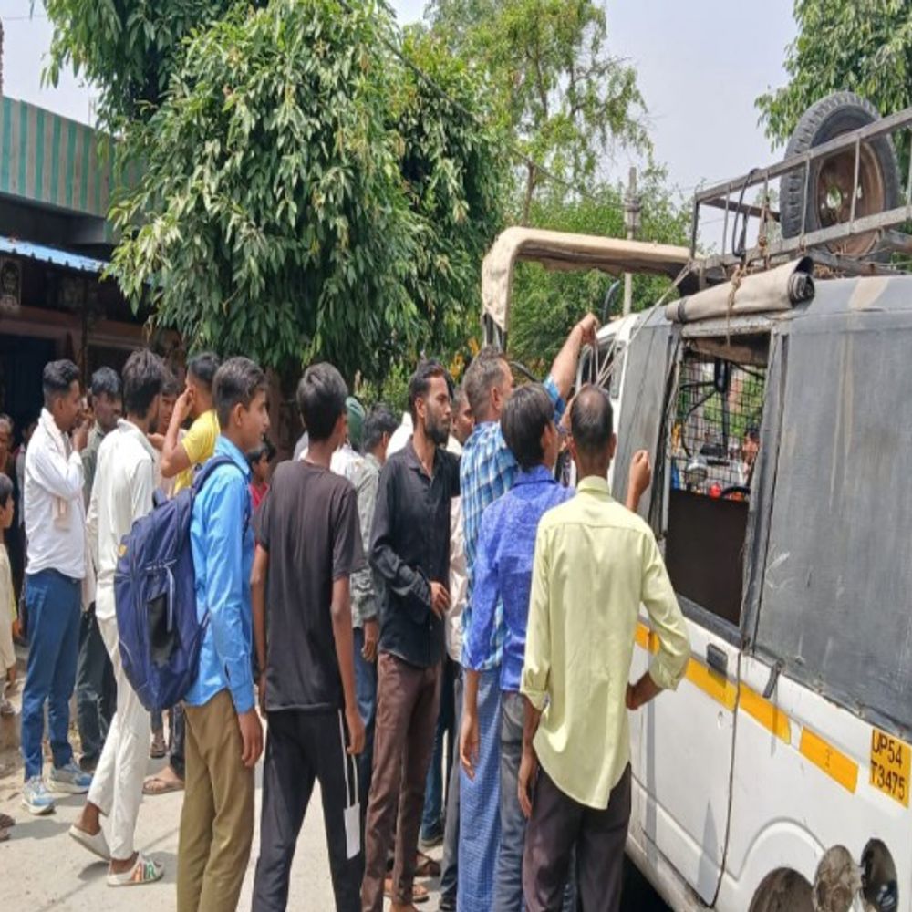 मैजिक ने बाइक को टक्कर मारी, फिर पेड़ से टकराया:शाहजहांपुर में तीन घायल; बाइक सवार का आरोप- ड्राइवर नशे में था