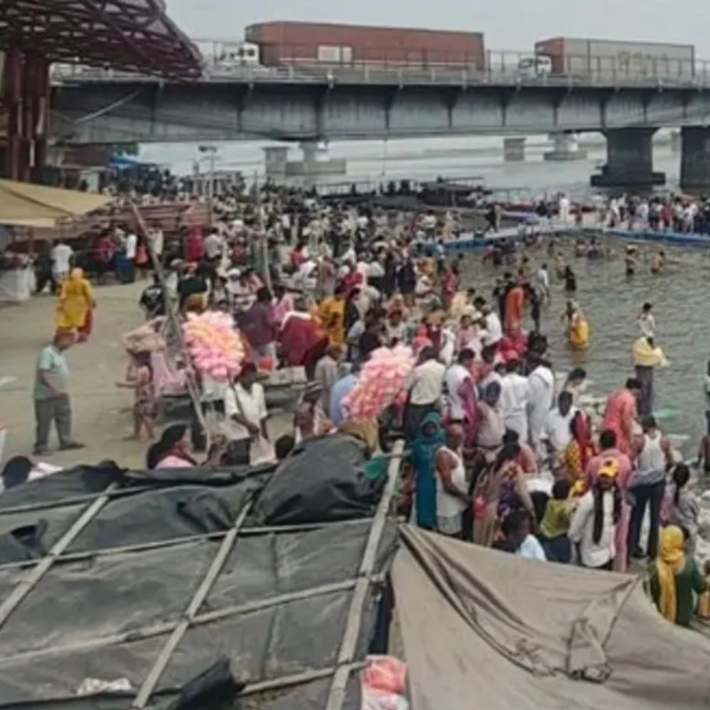 ब्रजघाट में वैशाख अमावस्या पर उमड़ा श्रद्धा का सैलाब:हापुड़ में श्रद्धालुओं ने गंगा में लगाई आस्था की डुबकी