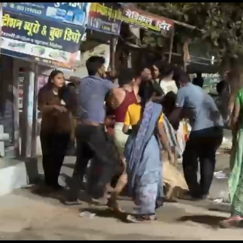 बांदा में दो पक्षों के बीच मारपीट:महिलाओं सहित कई लोग भिड़े, वीडियो आया सामने
