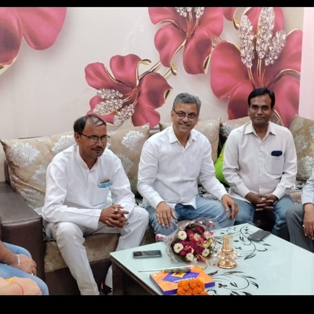 कांग्रेस नेताओं ने 10वीं टॉपर कृतिका उपाध्याय को किया सम्मानित:10वीं में 99.4 प्रतिशत अंक प्राप्त किए, कहा- ऐसे छात्रों से प्रेरणा लेने की जरूरत