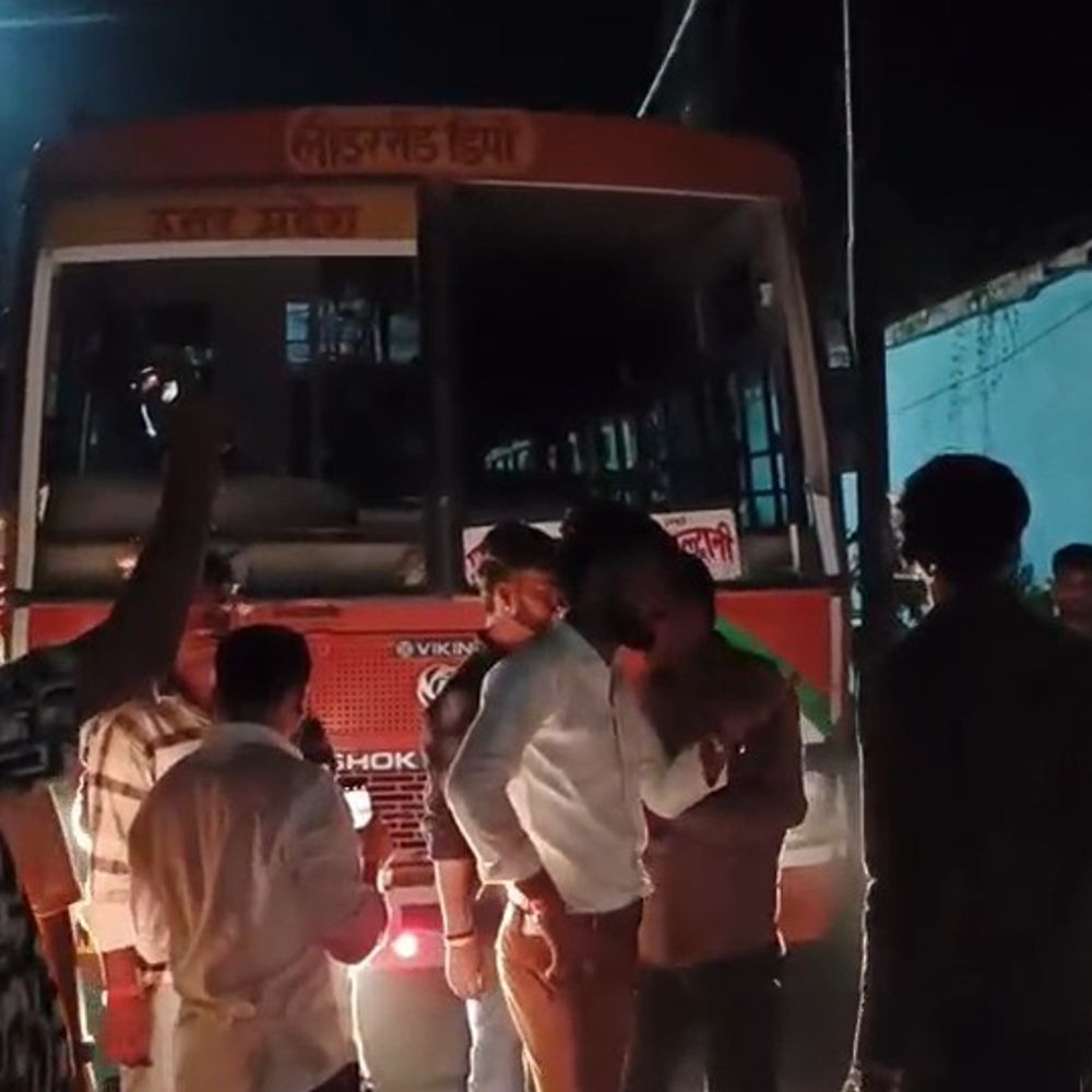 बोलेरो से टक्कर के बाद रोडवेज बस पर पथराव:फर्रुखाबाद में चालक ने थाने में बस ले जाकर बचाई यात्रियों की जान