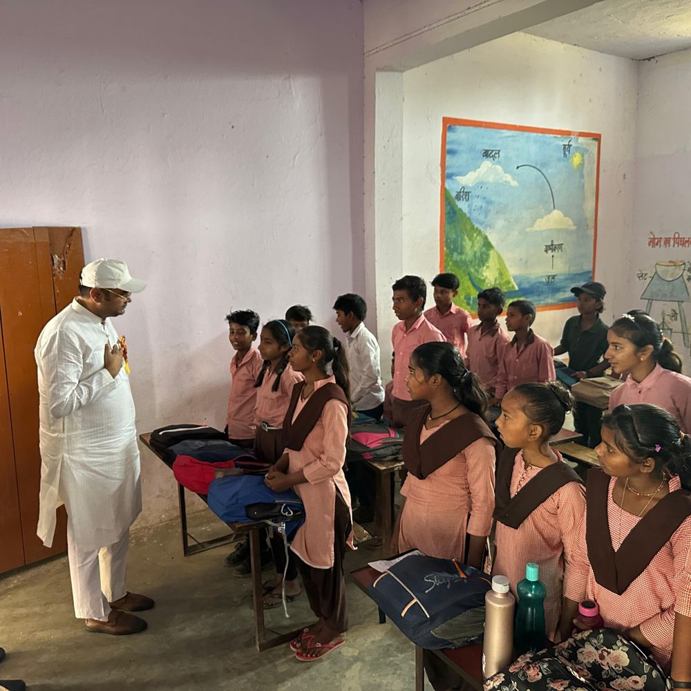 विधायक विनय वर्मा ने स्कूल चलो अभियान का किया शुभारंभ:सिद्धार्थनगर में बच्चों को शिक्षा के प्रति जागरूक किया