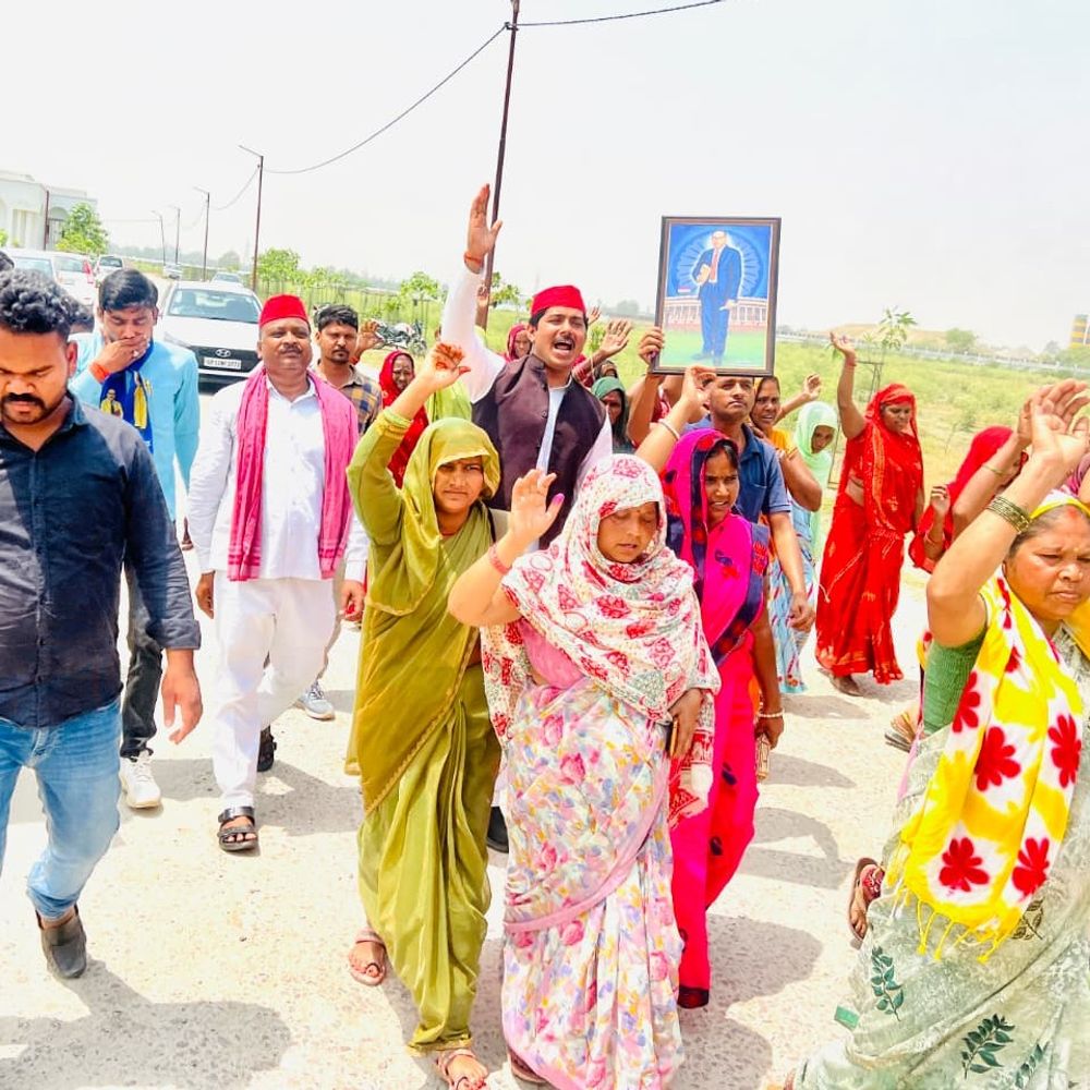 अमेठी में अंबेडकर प्रतिमा विवाद गरमाया:सपा नेता के साथ महिलाओं का कलेक्ट्रेट पर प्रदर्शन, निष्पक्ष जांच की मांग