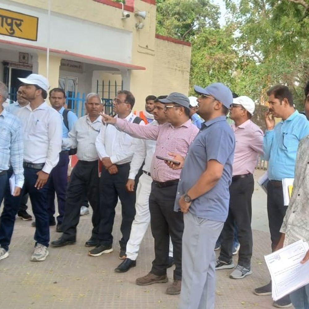 कानपुर देहात में अम्बियापुर स्टेशन के विकास की मांग तेज:1452 नागरिकों ने DRM को सौंपा ज्ञापन, एक्सप्रेस ट्रेनों के ठहराव की मांग