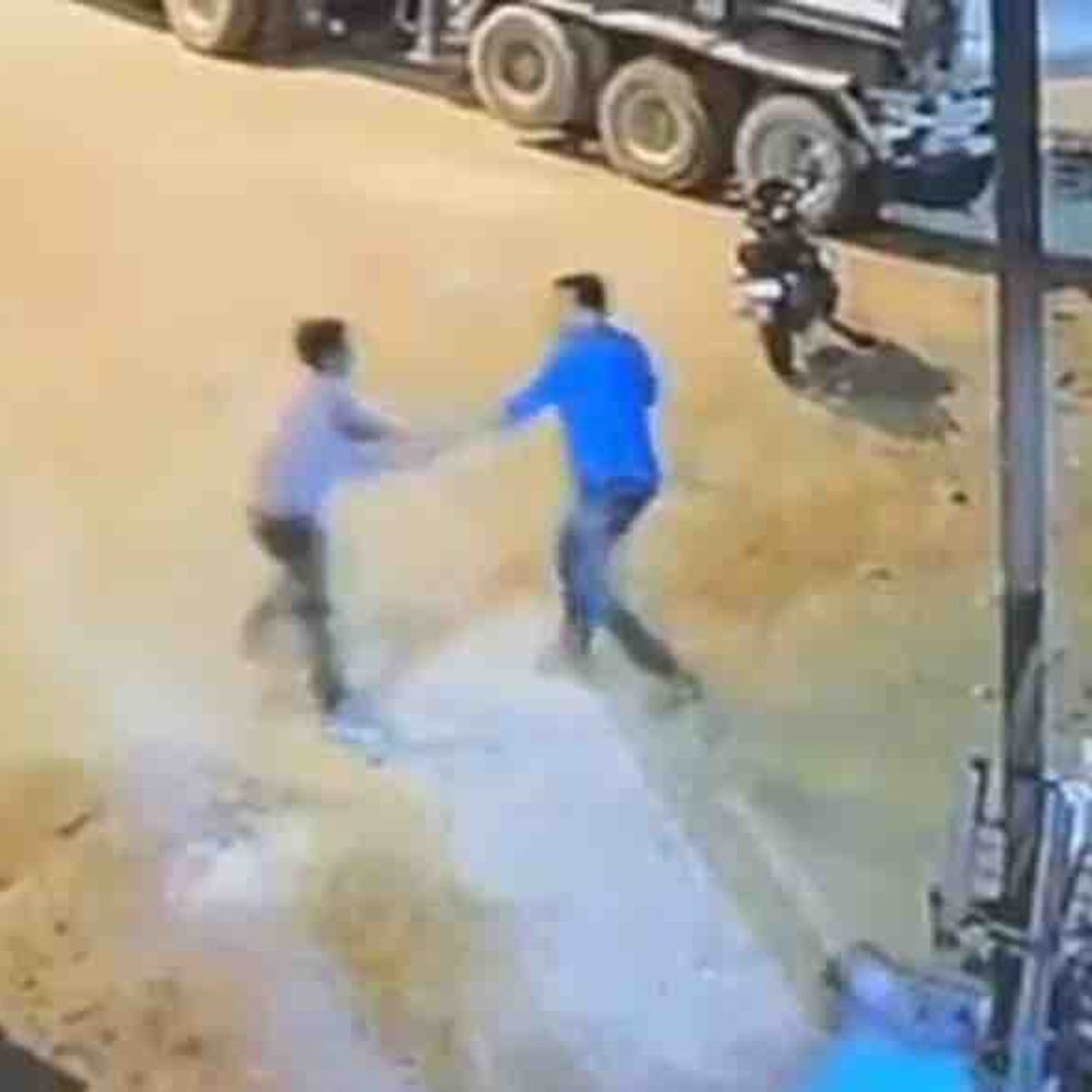 पत्नी से संबंध के शक में पड़ोसी पर तलवार हमला:गाजियाबाद में युवक ने किया हमला, अभिषेक गंभीर घायल, वीडियो वायरल