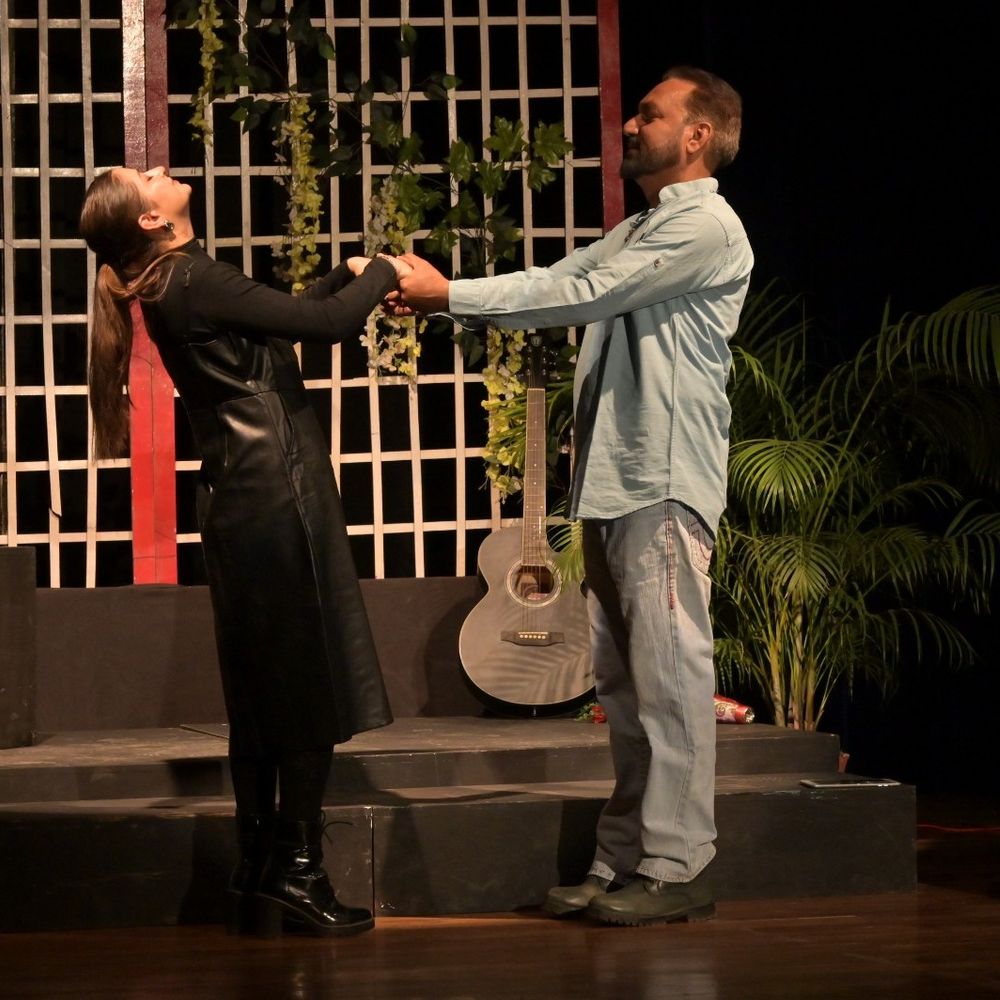 प्रयागराज में 'देही' नाटक का मंचन:मशीन-इंसान के अस्तित्व पर सवाल, तकनीक-संवेदनाओं का टकराव दिखाया