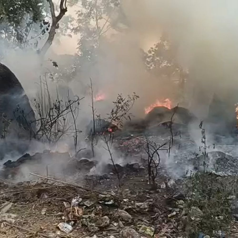 सीसाना में बिटौड़ों में लगी आग:दमकल ने कड़ी मशक्कत के बाद आग पर पाया काबू