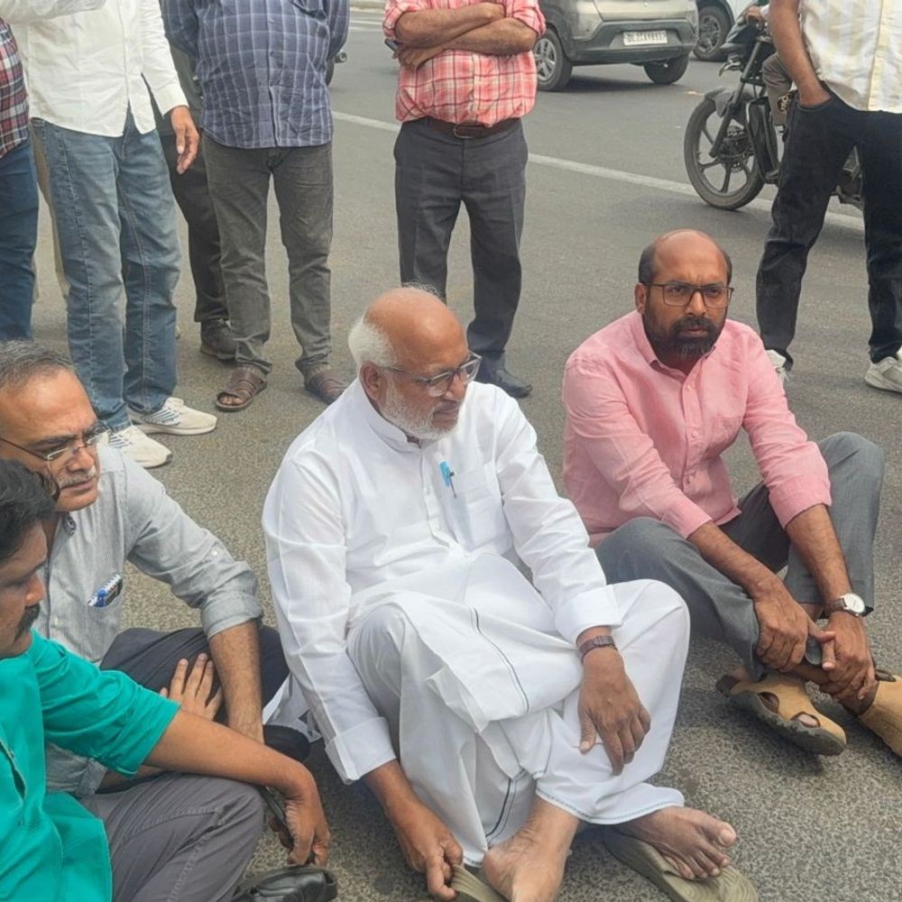 ग्रेटर नोएडा में सपा नेताओं को हाउस अरेस्ट किया:श्रमिकों से मुलाकात करने के लिए आज जाने वाले थे, घर के बाहर पुलिस तैनात