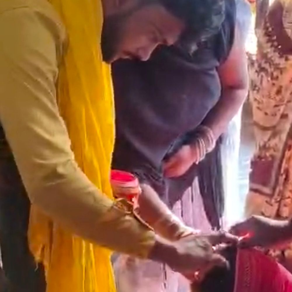 बलिया में टावर पर चढ़ी प्रेमिका की जिद पूरी:बलिया में प्रेमी संग मंदिर में लिए सात फेरे, पंडित ने उम्र और रजामंदी की पुष्टि कराई