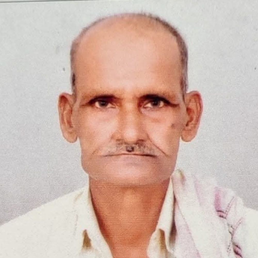 बस्ती में वृद्ध का शव पेड़ से लटका मिला:सुबह घर के बाहर पेड़ से लटका मिला शव परिजनों ने देखा तो मच गई अफरा-तफरी