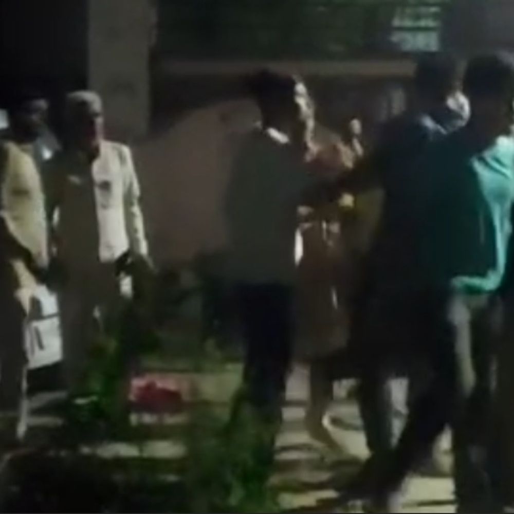 जालौन में युवक-महिला की पिटाई, VIDEO:पड़ोसियों ने घर में घुसकर की मारपीट, मुकदमा दर्ज कर आरोपियों की तलाश शुरू