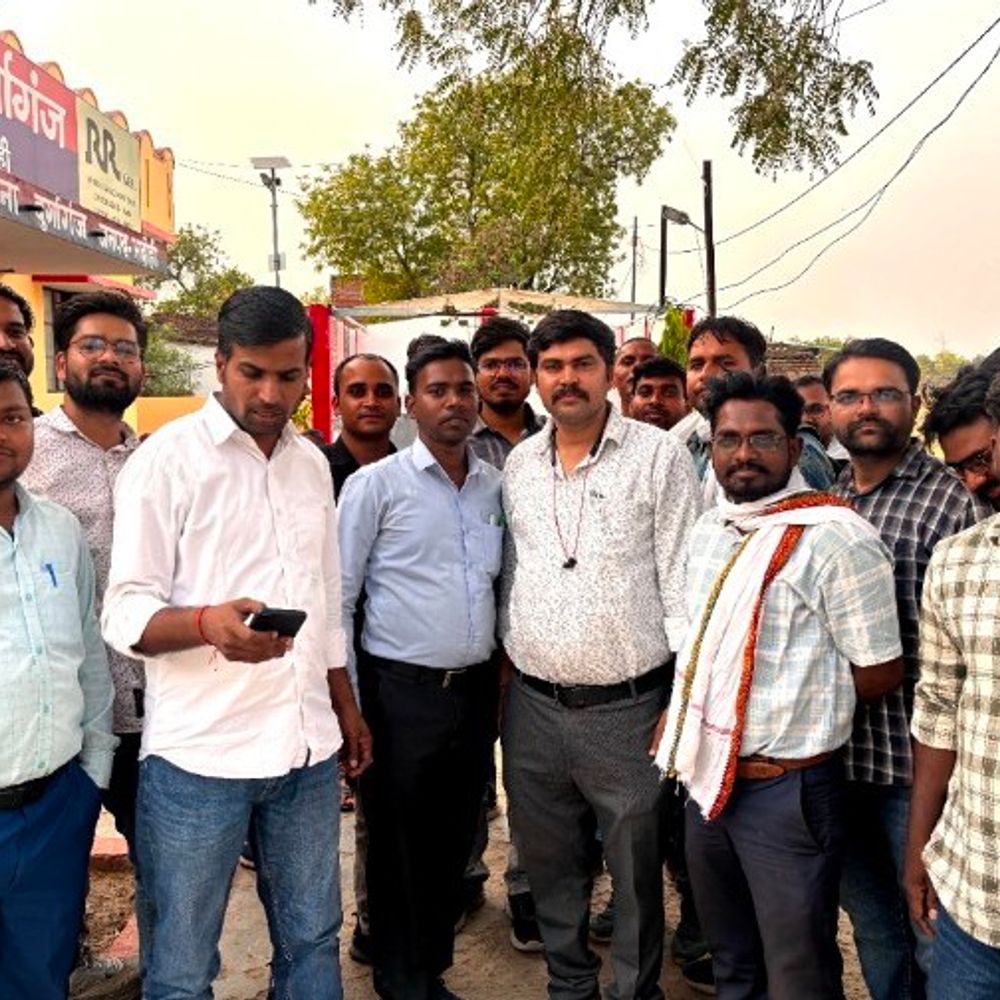 भदोही में लेखपाल को धमकी, जातिसूचक गाली दी:FIR में देरी पर लेखपाल संघ ने किया थाना घेराव, केस दर्ज