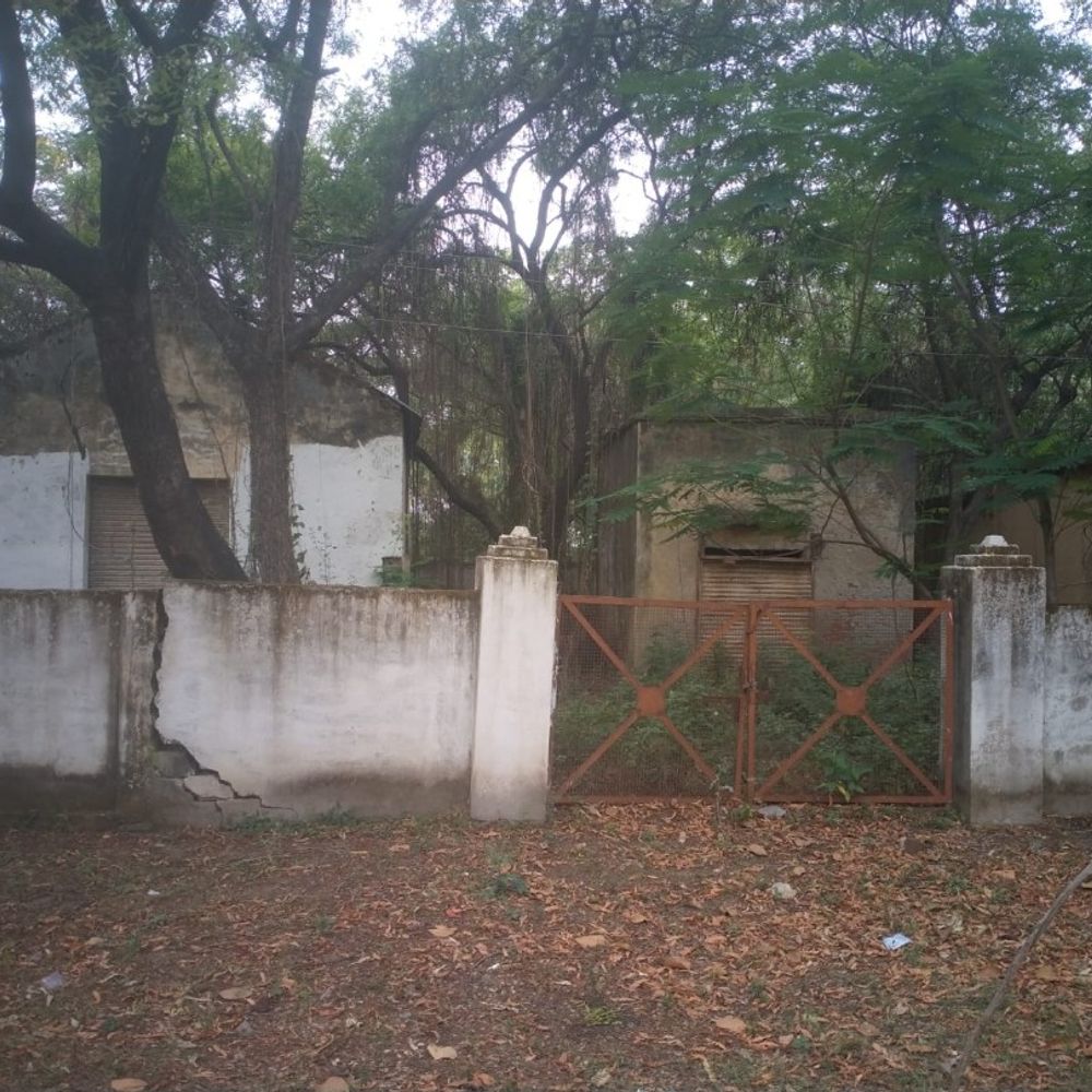 मैथा ब्लॉक मुख्यालय पर सफाई अभियान दम तोड़ रहा:गंदगी और बदहाल शौचालय, जिम्मेदार बेपरवाह