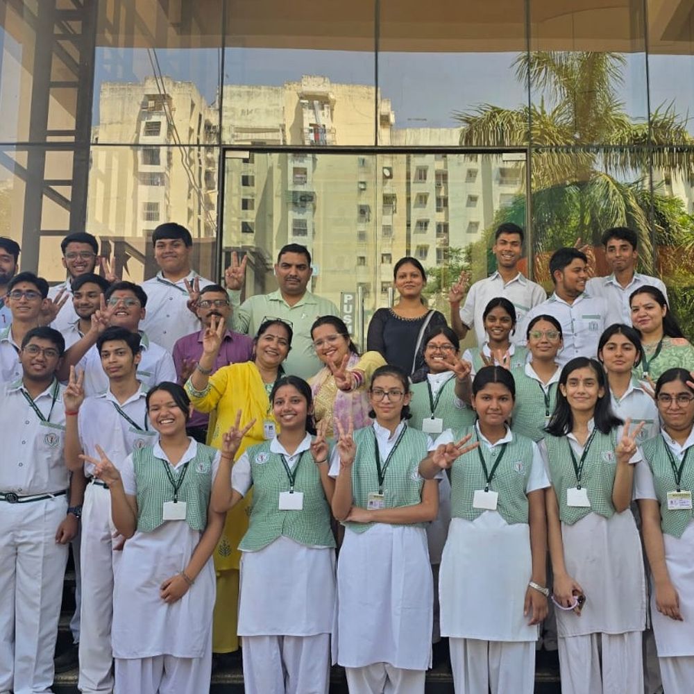 सीबीएसई 10वीं परिणाम घोषित, डीपीएस गोमती नगर में जश्न:मेधावी छात्रों का सम्मान, स्कूल परिसर में खुशी का माहौल