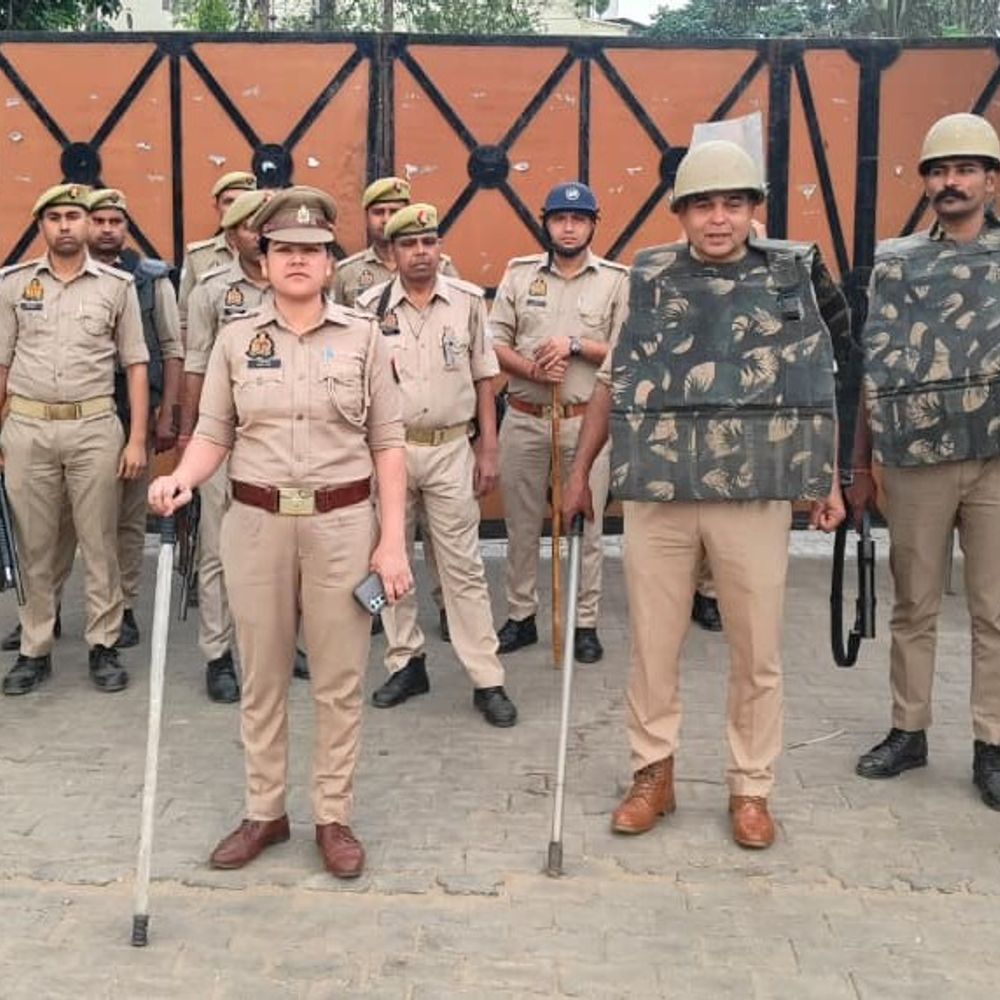 अमरोहा की फैक्ट्रियों पर 1500 पुलिसकर्मी तैनात:नोएडा घटना के बाद प्रदर्शन की अफवाह पर पुलिस प्रशासन अलर्ट