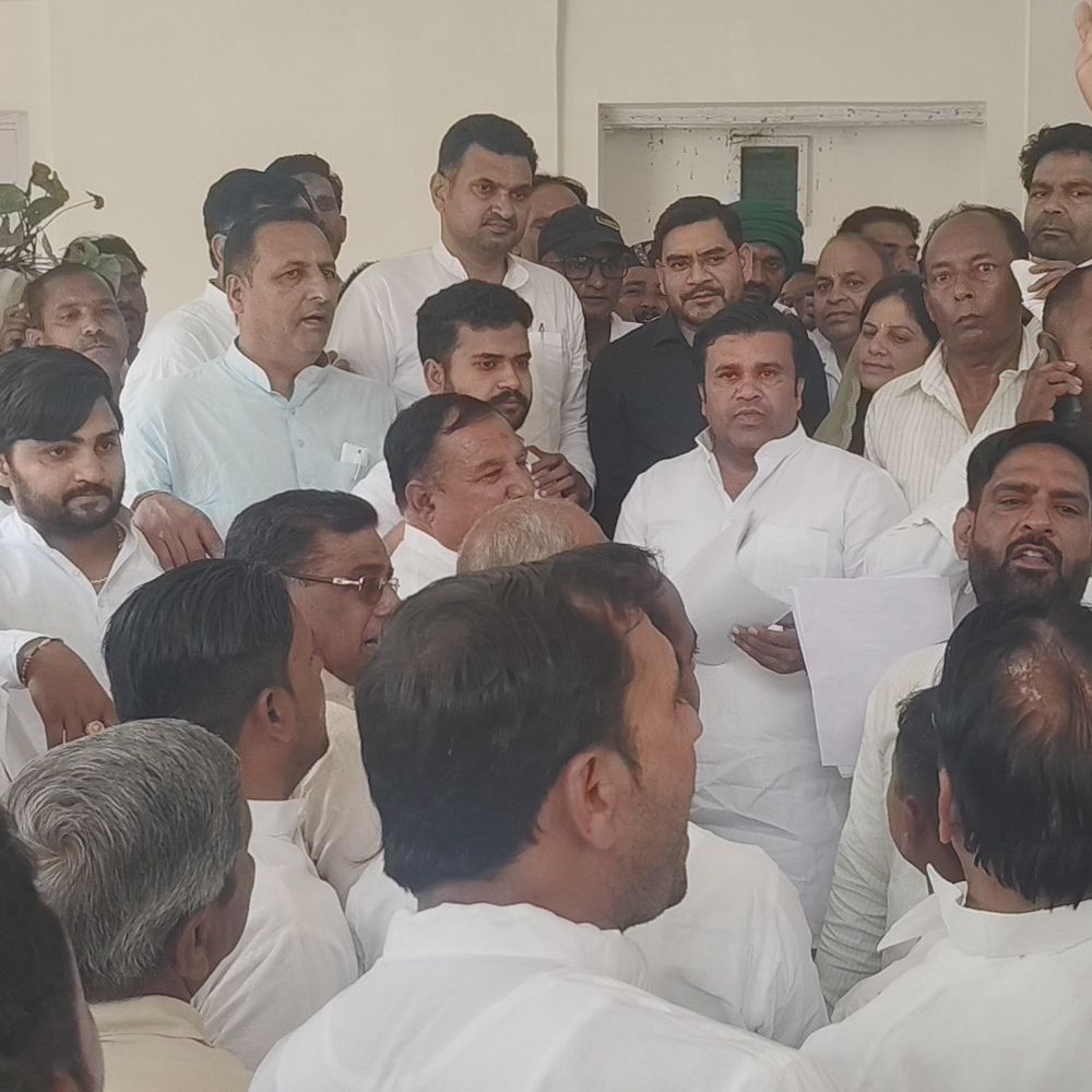 सहारनपुर में ग्राम प्रधानों ने किया प्रदर्शन:कार्यकाल बढ़ाने और प्रशासक नियुक्ति के विरोध में धरना प्रदर्शन, चक्का जाम की चेतावनी