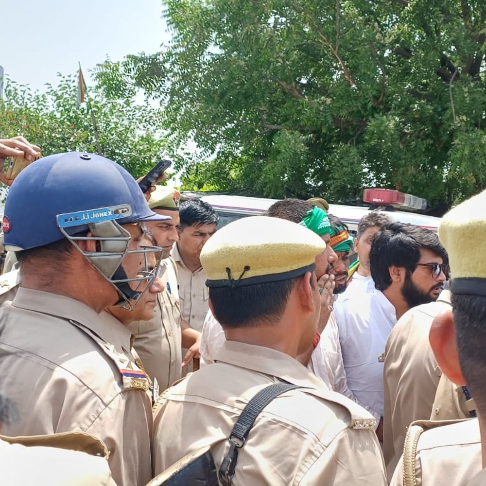 बुलंदशहर में गभाना टोल पर किसानों की सीओ से धक्का-मुक्की:अलीगढ़ हाईवे पर कई थानों की पुलिस फोर्स तैनात, अधिकारी समझाने में जुटे