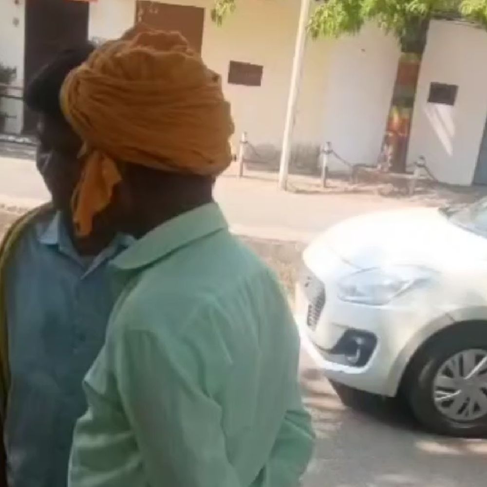 देवरिया में युवक ने फांसी लगाकर की आत्महत्या:छत के कुंडे से गमछे के सहारे लटका मिला शव, परिजनों से पूछताछ