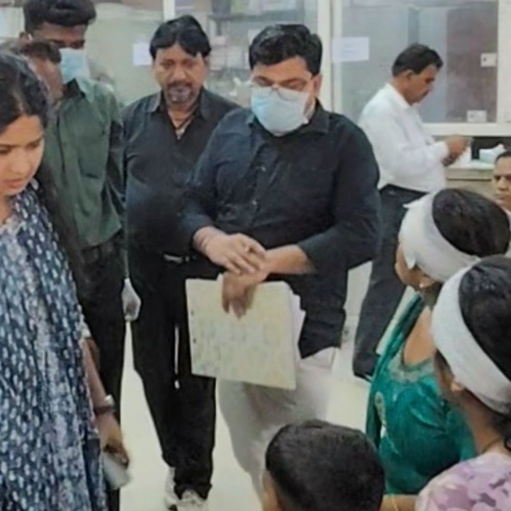 हाथरस में कंटेनर-बोलेरो की टक्कर, 6 लोग घायल:आगरा-अलीगढ़ हाईवे पर हादसा, गंगा स्नान से लौट रहे थे