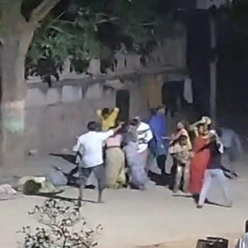 महोबा में मासूम को जमीन पर पटका:दो पक्षों में चले ईंट-पत्थर, 8 घायल; पुलिस ने अस्पताल में भर्ती कराया