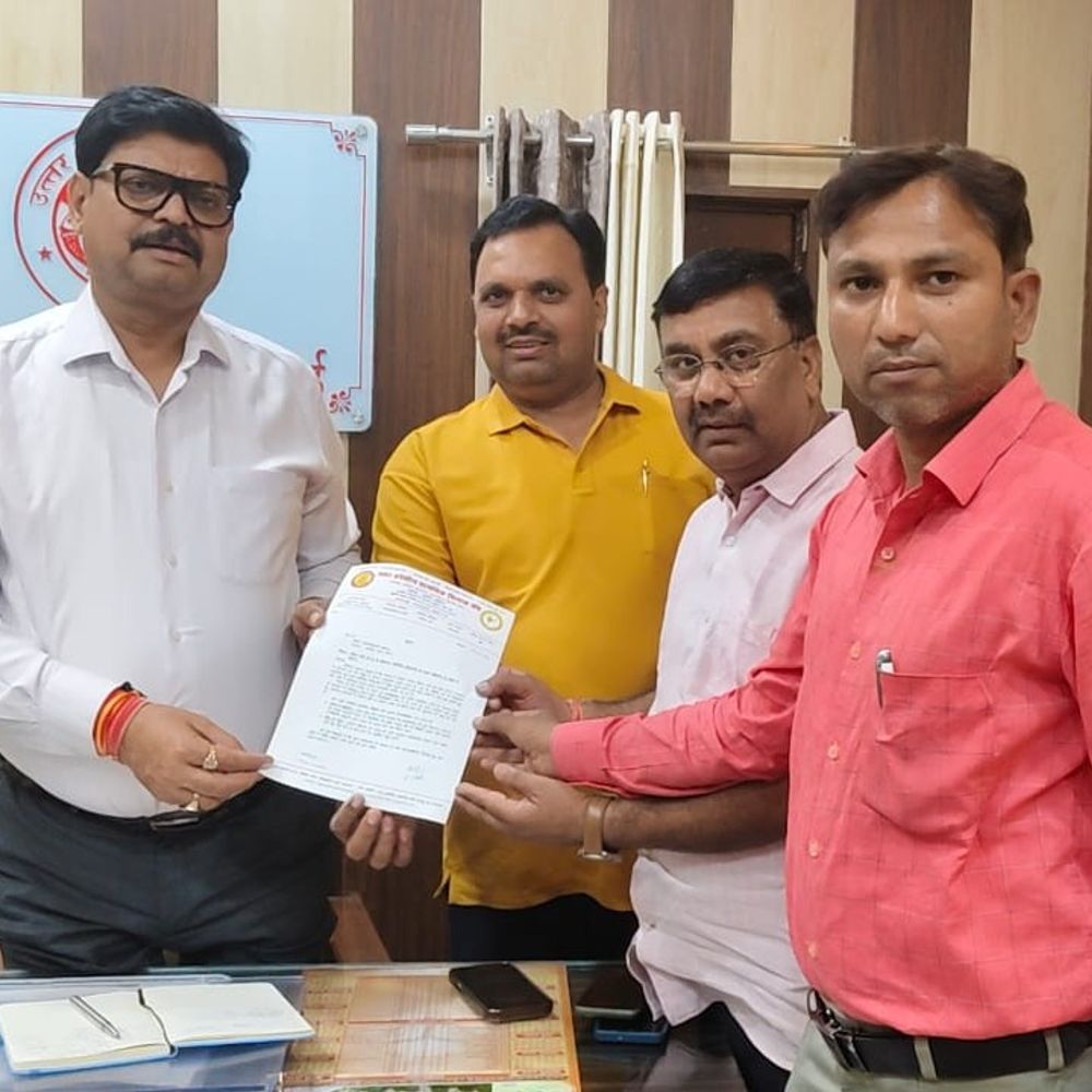 शिक्षक संघ ने स्कूल का समय बदलने की मांग की:जिलाधिकारी को संबोधित ज्ञापन नगर मजिस्ट्रेट को दिया