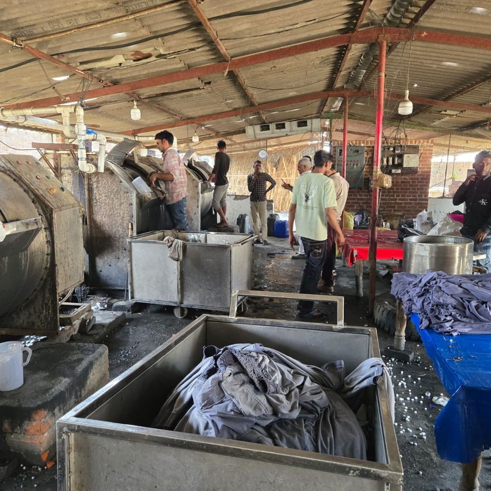 संभल में अवैध जींस प्लांट पर मजिस्ट्रेट का छापा:घरेलू गैस का व्यावसायिक उपयोग, NOC नहीं मिलने पर बिजली काटी, 2000 जींस सील