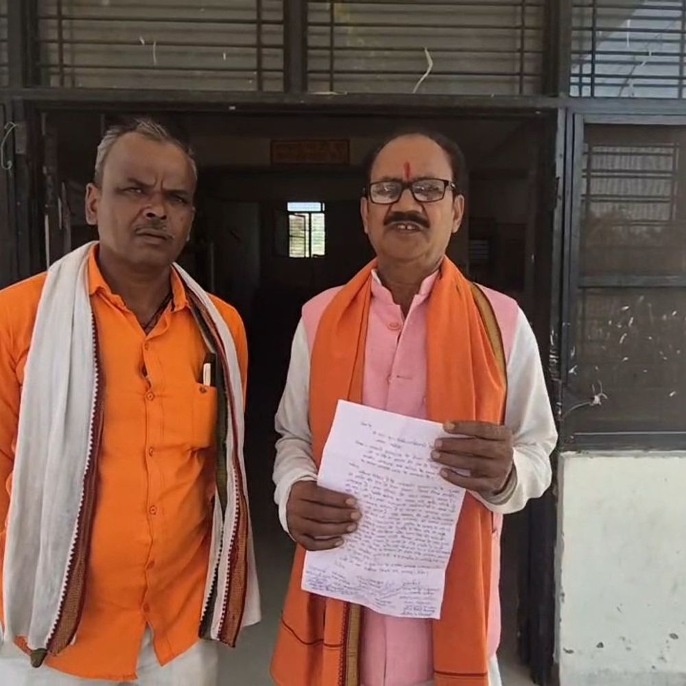 CHC डॉक्टर पर बदसलूकी और लापरवाही का आरोप:महोबा में बीजेपी कार्यकर्ताओं ने सीएमओ से डॉक्टर के तबादले की मांग की