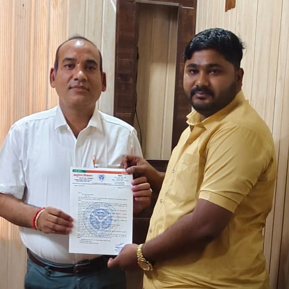 निजी स्कूलों की मनमानी पर जांच की मांग:एमएलसी प्रतिनिधि BSA से मिले, चुनिंदा दुकानों से किताबें खरीदने को कर रहे बाध्य