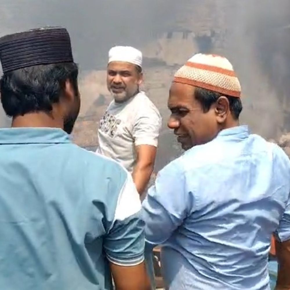 हापुड़ में डेयरी गोदाम में लगी आग:ढाई लाख का हुआ नुकसान, लोगों ने मिलकर आग पर पाया काबू