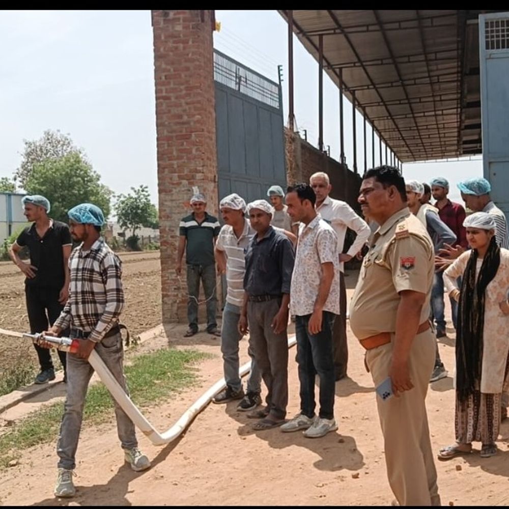 हाथरस में पेट्रोल पंपों पर अग्नि सुरक्षा कार्यक्रम:अग्निशमन सेवा सप्ताह के तहत कर्मचारियों को प्रशिक्षण