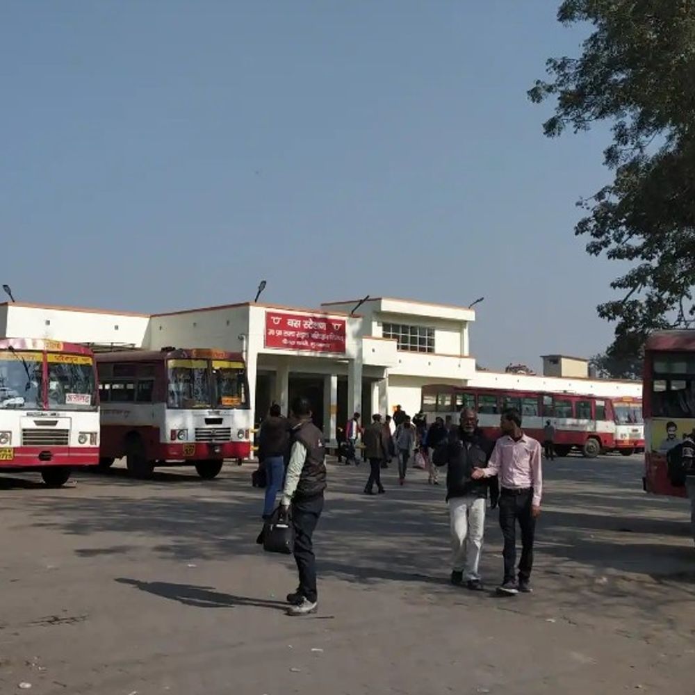 मुरादाबाद-नजीबाबाद बस रूट विवाद, आय 75% घटी:अनुबंधित बसों का मार्ग बदलने से यात्री परेशान, मालिकों को नुकसान