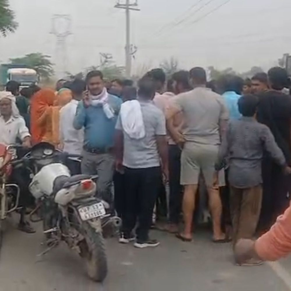 फिरोजाबाद में डंपर की टक्कर से किशोरी की मौत:नसीरपुर में ग्रामीणों ने लगाया जाम, तीन घंटे तक चला हंगामा
