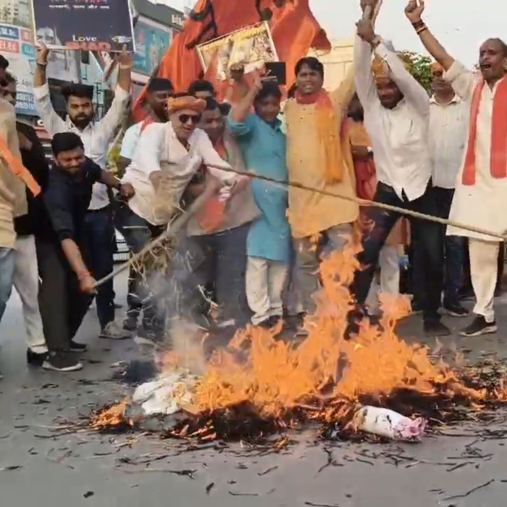बजरंग दल ने प्रयागराज में इस्लामी जिहाद का पुतला फूंका:कार्यकर्ताओं ने चौराहा जाम कर धर्मांतरण, गोमांस पर उठाया मुद्दा