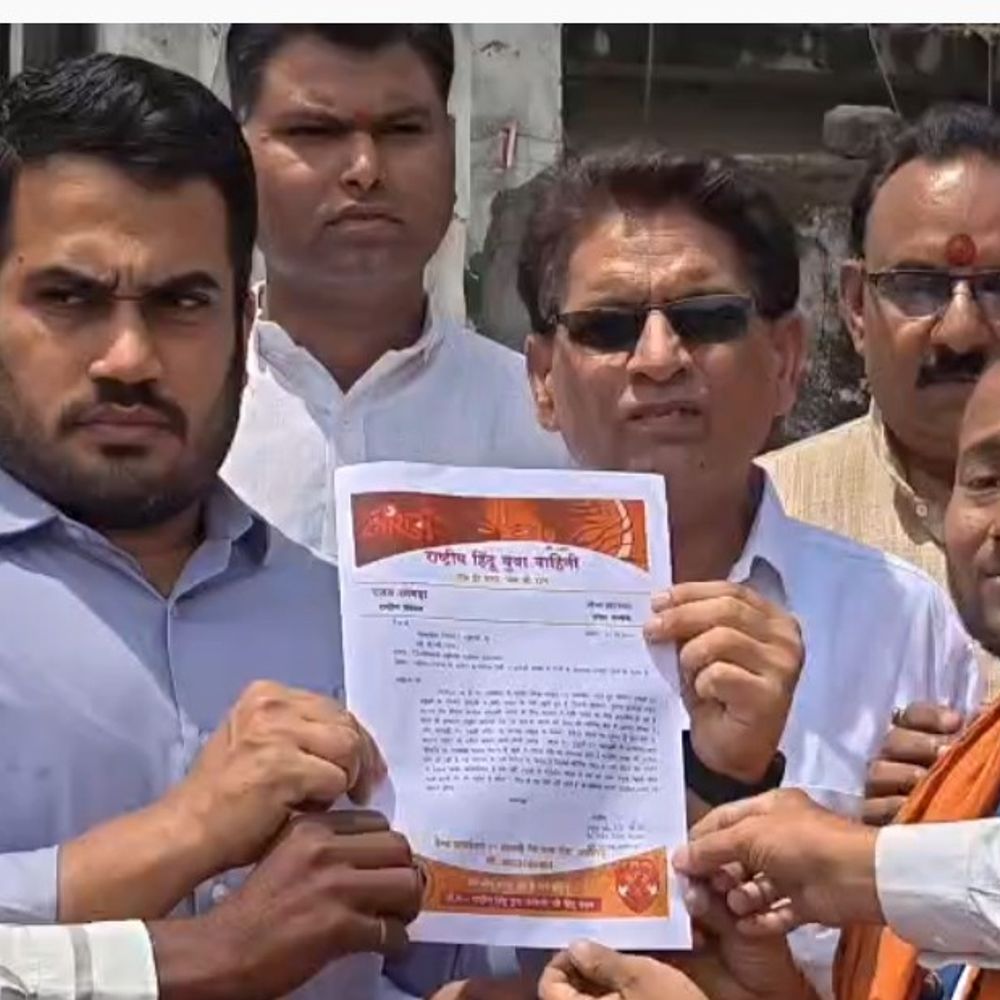 अलीगढ़ में मंदिर-स्कूल के पास शराब ठेकों का विरोध:राष्ट्रीय हिन्दू युवा वाहिनी ने राष्ट्रपति को ज्ञापन सौंपा, आंदोलन की चेतावनी दी