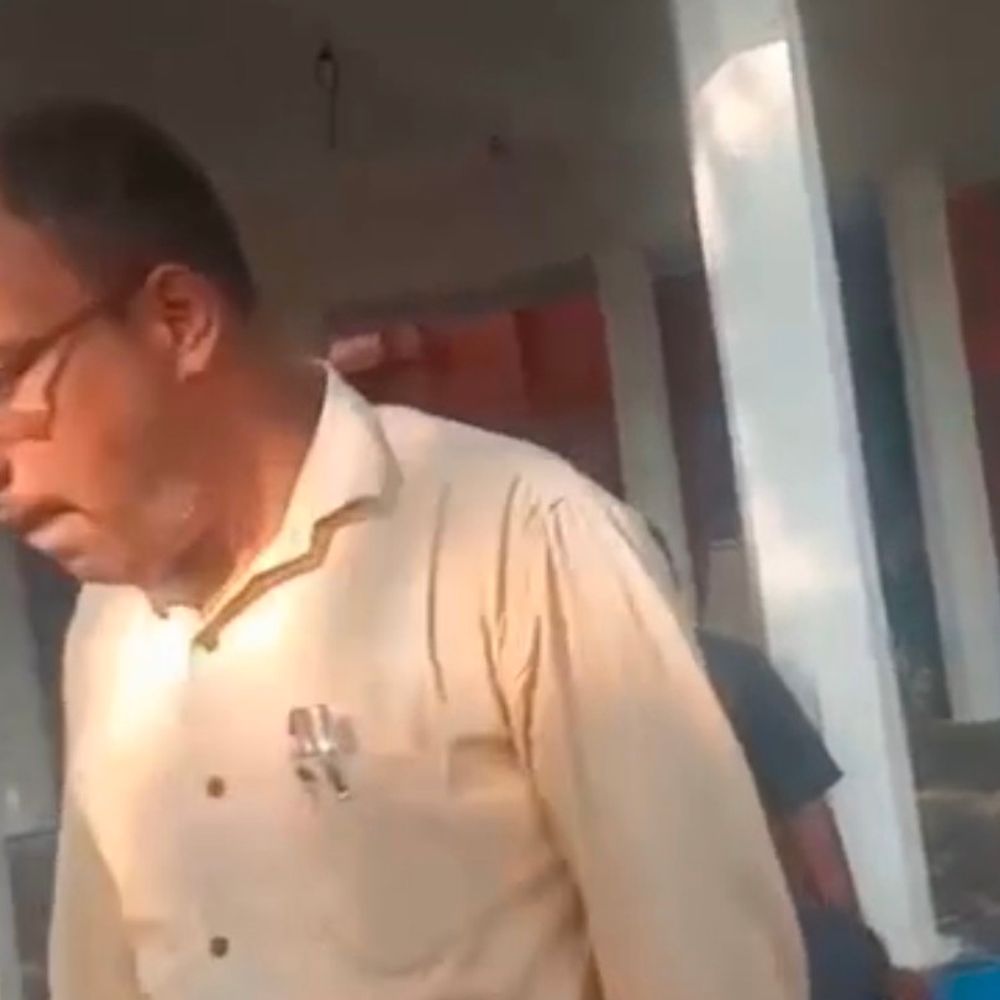 गरियाबंद में पटवारी का रिश्वत लेते VIDEO:  नक्शा काटने पहले किसान से ठंडी बीयर की डिमांड, सस्पेंड, RI और तहसीलदार को नोटिस जारी – Gariaband News