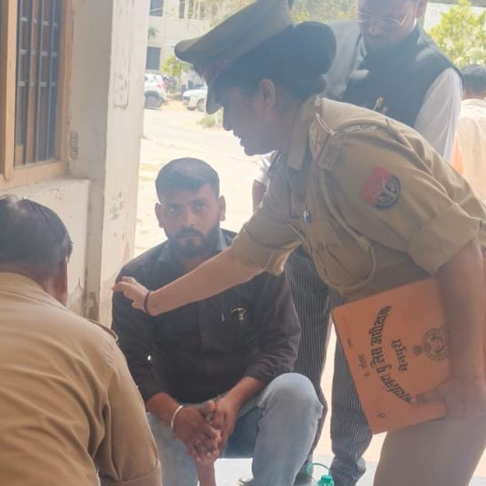 बुजुर्ग को पड़ा हार्ट-अटैक,महिला इंस्पेक्टर ने CPR देकर बचाई जान:मैनपुरी कोर्ट में नियमित कार्यवाही के दौरान अचानक गिरने से ही मची अफरा-तफरी