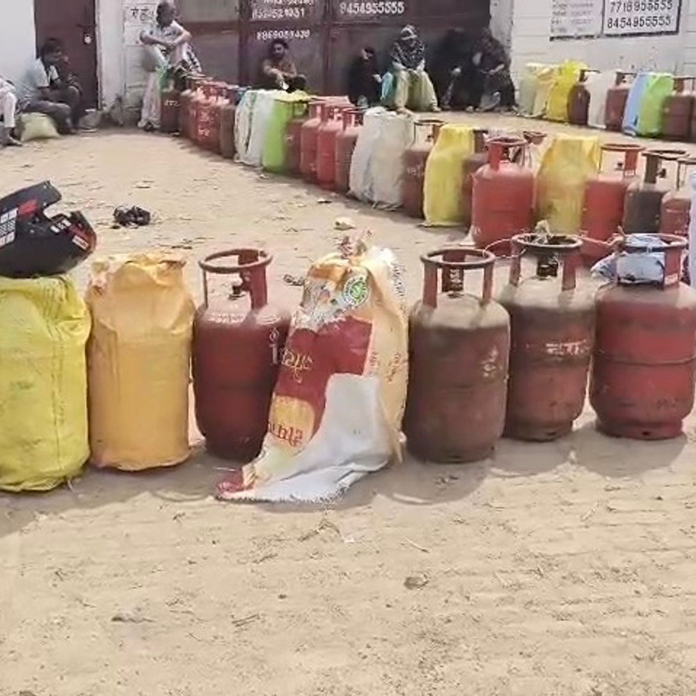 मुजफ्फरनगर में 4 दिन से गैस सप्लाई ठप:ग्रामीण खाली सिलेंडर लेकर एजेंसी के बाहर लगाए लाइन, रसोई प्रभावित